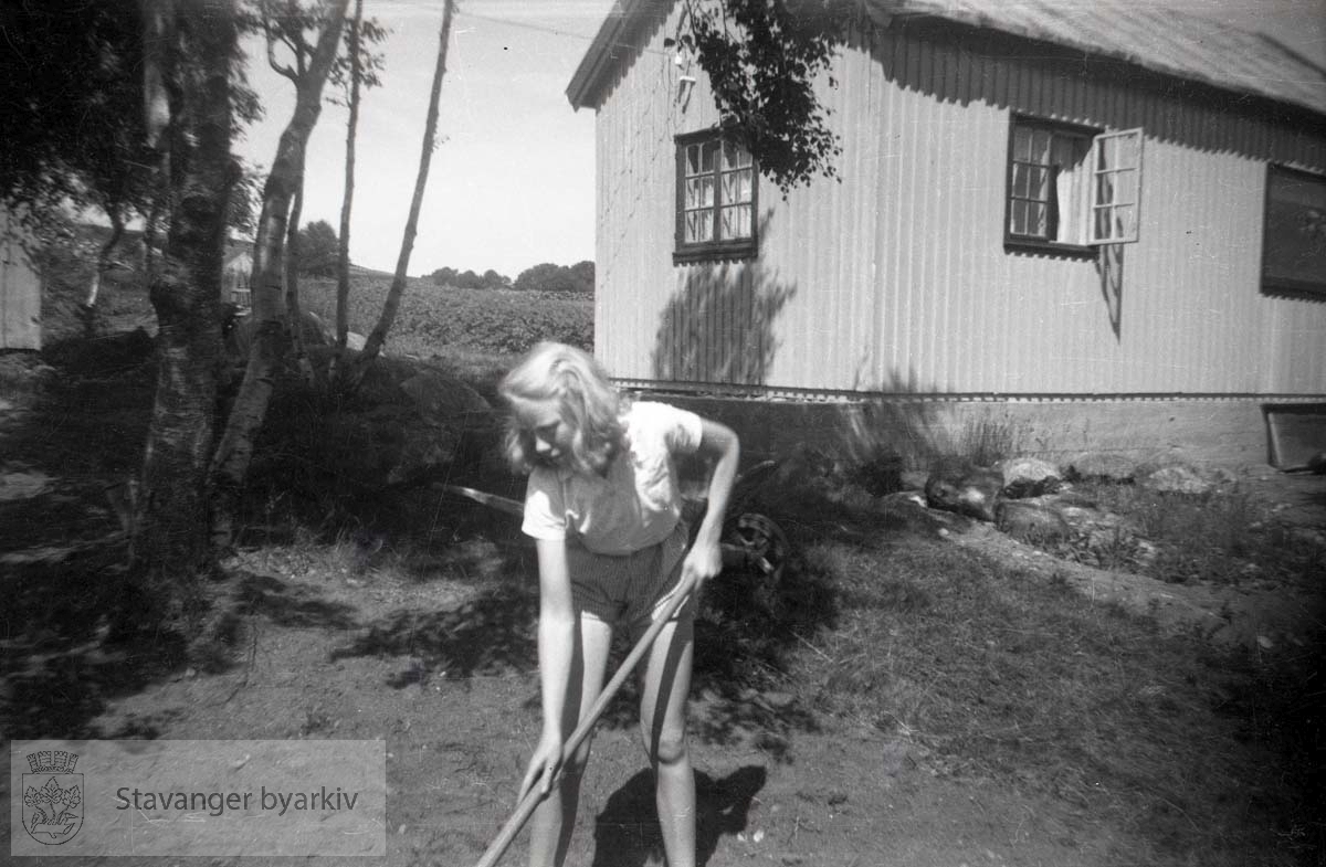 Bjørg Iversen jobber i hagen ved hytta