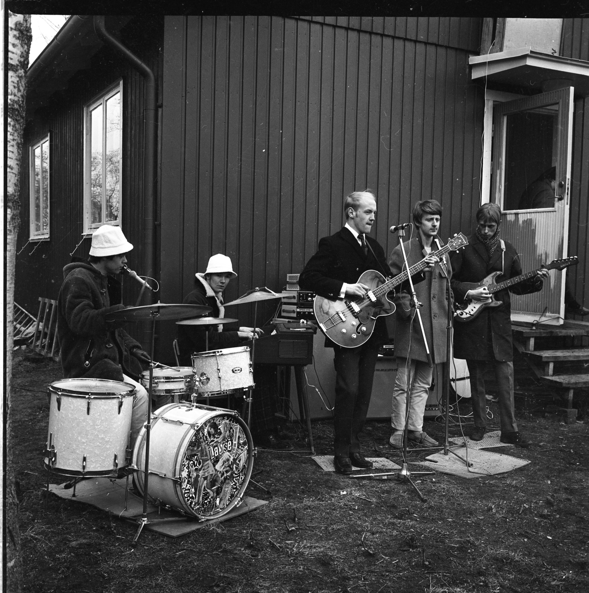 En orkester som spelar musik i en okänd park/trädgård. Från vänster Lars Kassholm, Bengt Svensson, Christer Claesson Mats Kassholm samt Arne Larsson.