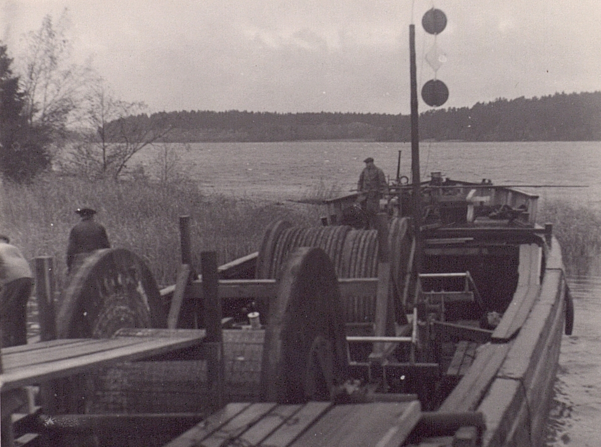 Utläggning av koaxialvattenkabel över Görväln 1949.