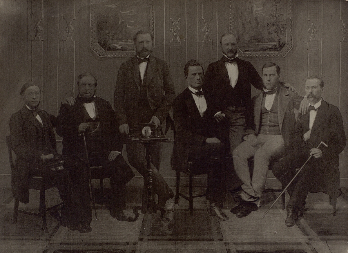 Tjänstemännen vid Norrköpings telegrafstation år 1860. Från vänster: kommissarierna Börjesson och Hellman, direktören Meuller samt assistenterna Björkman, Starbäck, So-denstjerna och Berg.