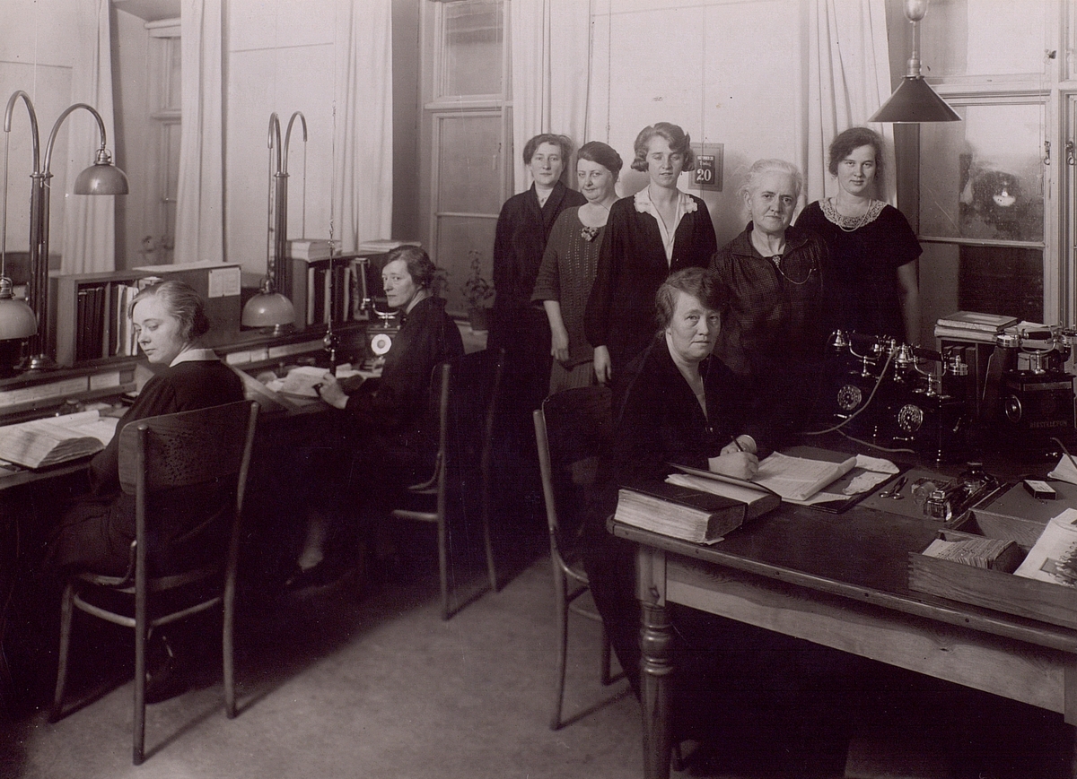 Interiör, troligen från katalogredaktionen, 1920-talet, vid bordet i förgrunden Beda Cederberg.