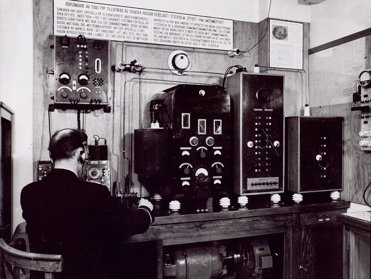 Radiosändare från 1923 provas av Jan Westas, Äppelbo, 1969.