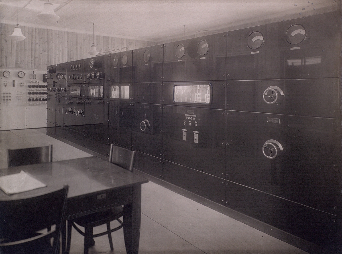 Hörby Rundradiostation (i drift åren 1928 - 1937) . 10 kW rörsändare av Standard Electrics fabrikat. Hörby hyser även rundradiosändare för utlandssvenskar. Interiör.