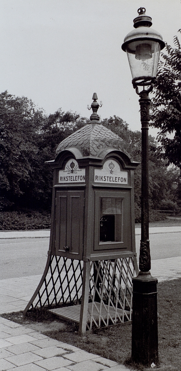 Telefonkiosk, vid Malmö Tekniska Museum. Modell 1901.
