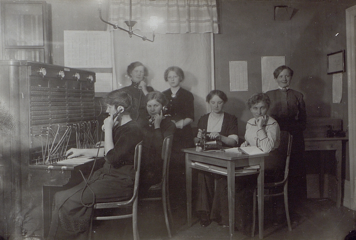 Gnesta telefonstation 1914. Nyström, Gustavsson, Broström, Svensson, Mörk.