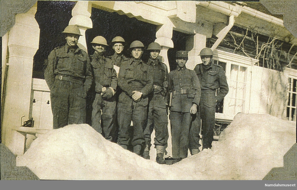 Soldater fra Hallamshire bataljon. Antakeligvis på Bjørum. L. Col. Robbins til venstre.