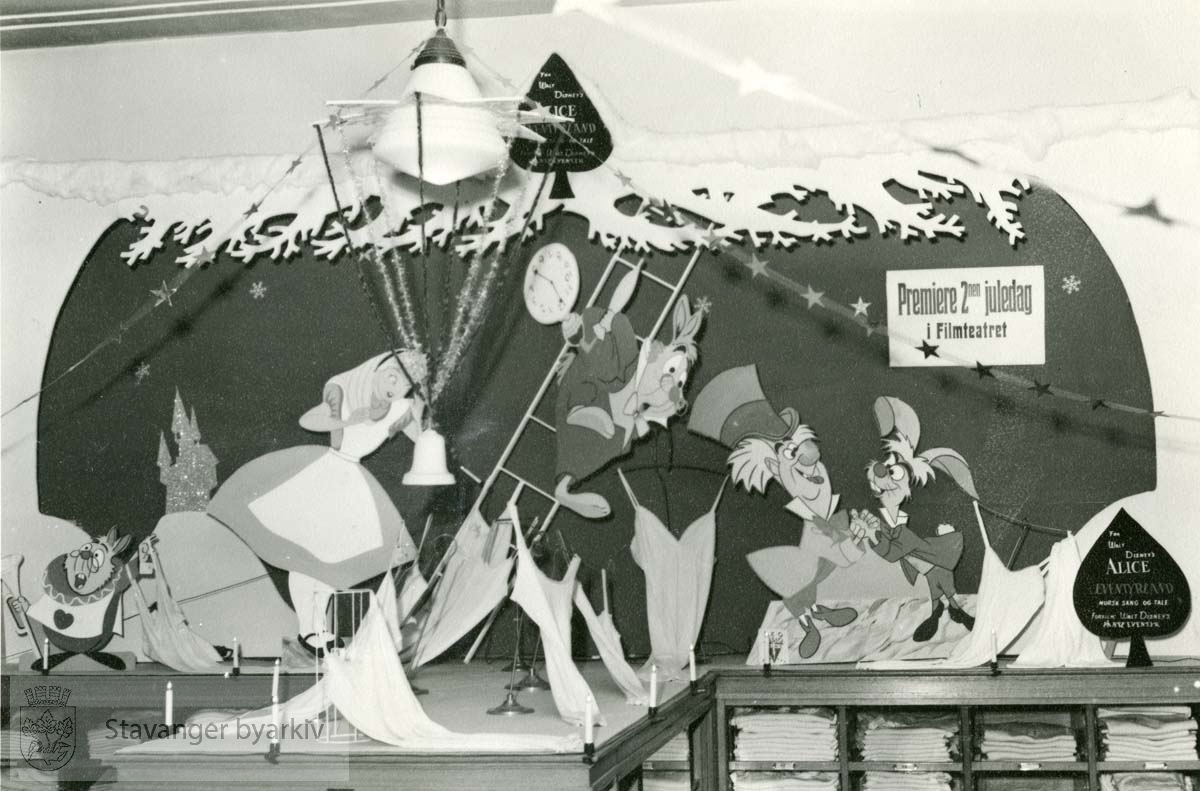 Utstilling i anledning premiere på Disneys Alice in Wonderland, andre juledag 1952 (senere hvis relansering)