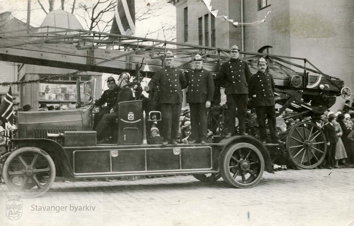 Den første brannbilen ble kjøpt inn i 1930. Kan det være denne? Dette er antakelig fra en 17.maiparade. Fra venstre: K. Nag, I. Skjerve, M. Andreassen, Svela, Sviland, K. Knutsen.