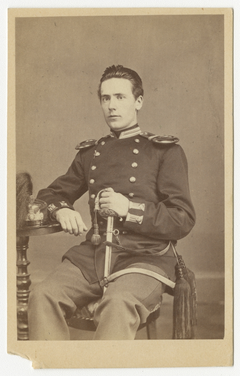 Porträtt av Carl Thor Thorell, officer vid Kronobergs regemente I 11.

Se även bild AMA.0009100.