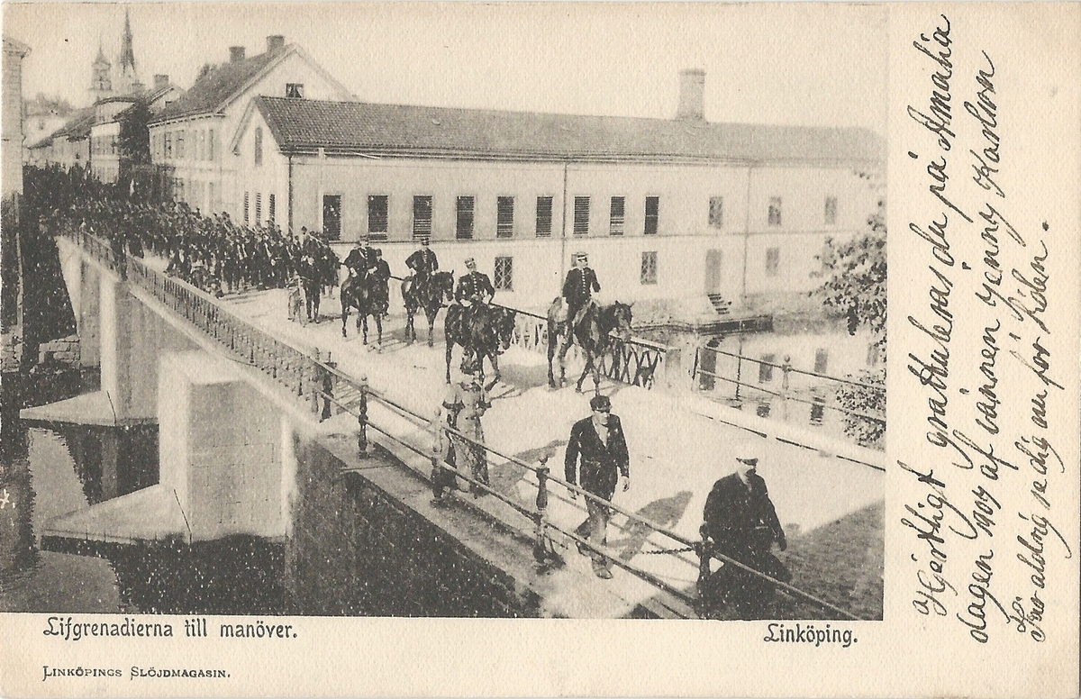 Vykort från  Linköping  parti av Stångån.
Kinda kanal, Stångån,  hamnen, Stångebro , Storgatan , livgrenadjärer, militärer, 
Poststämplat 20 april 1907
Linköpings Slöjdmagasin
