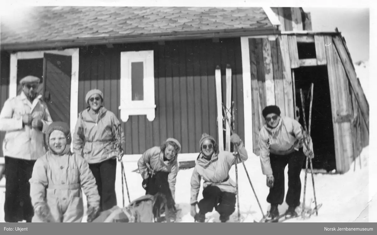 Familiemedlemmer klare for skitur ved Grjotrust vokterbolig