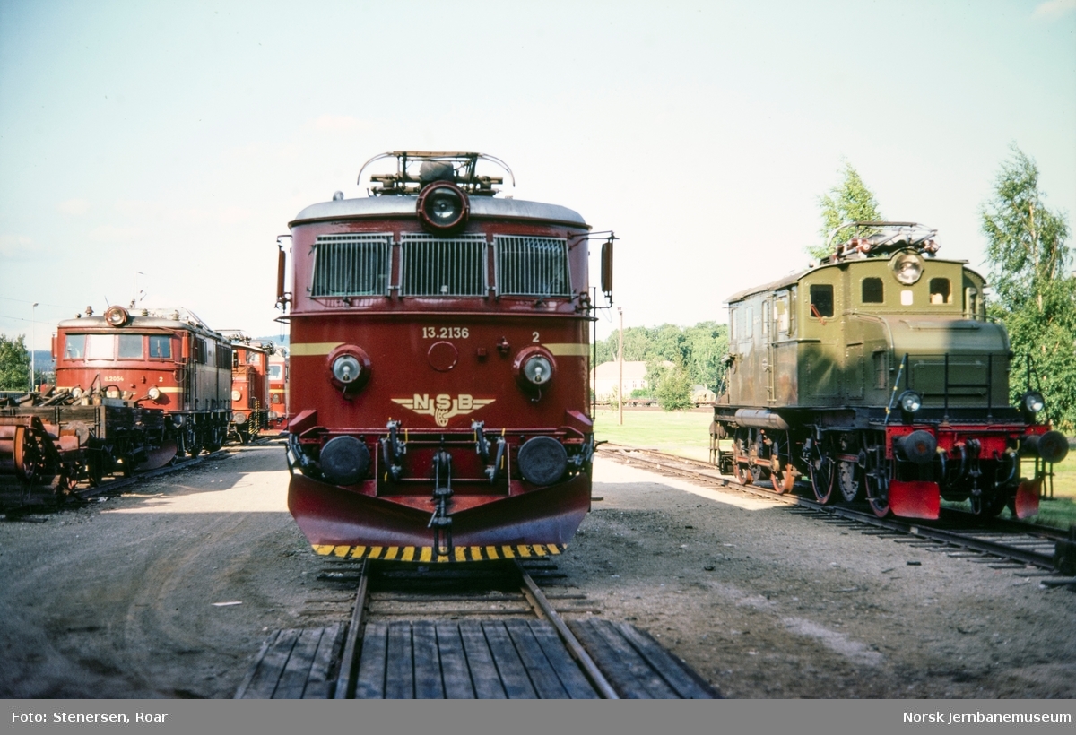 Elektriske lokomotiver på Grorud Verksted. Fra venstre El 8 nr. 2054, El 13 nr. 2136 og El 1 nr. 2021, her som Rj.B. nr. 15.