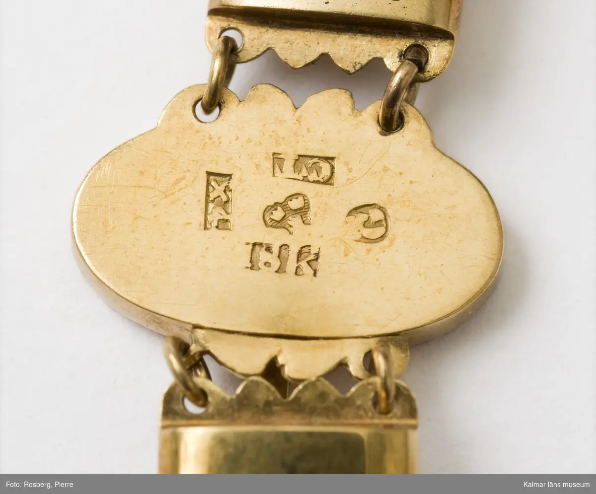 KLM 25428 Halsband i hårarbete. Halscollier av flätat hår med guldspänne. Stämplar, A4, 18K, krönt G, tre kronor, CT (Carl Tengstedt, 1831).