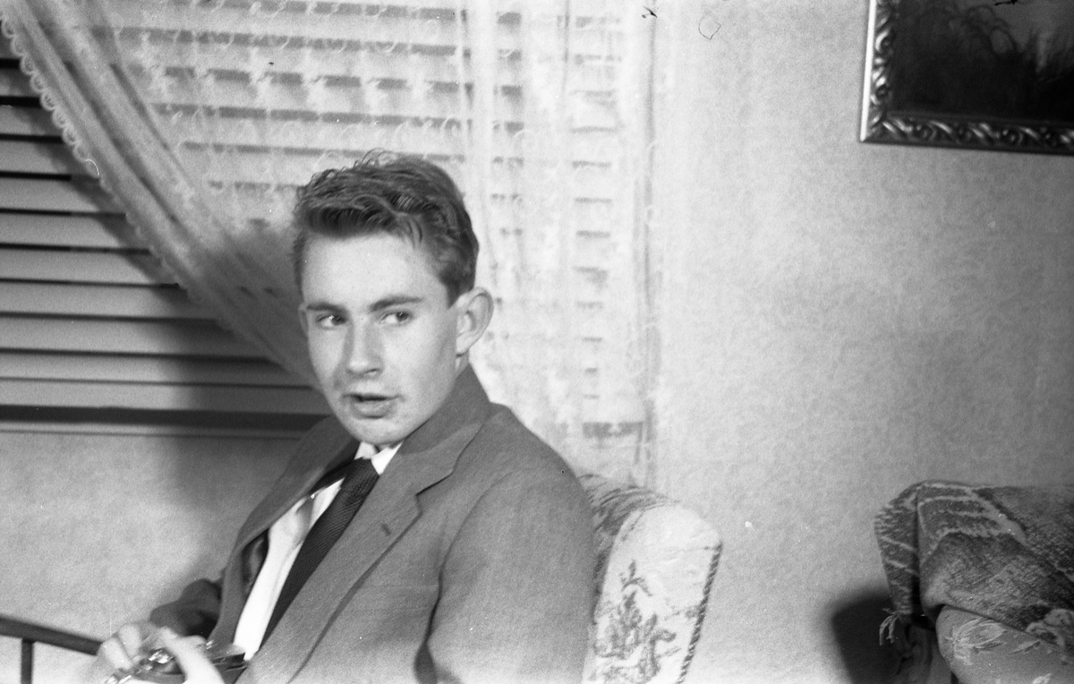 Portrett av Kjell Røisli. Serie på 15 bilder fra august/september 1956.