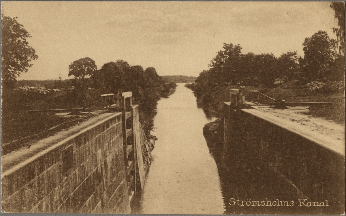 Vy över en sluss i Strömsholms Kanal som följer Kolbäcksån från sjön Barken i norr till Mälaren i söder.