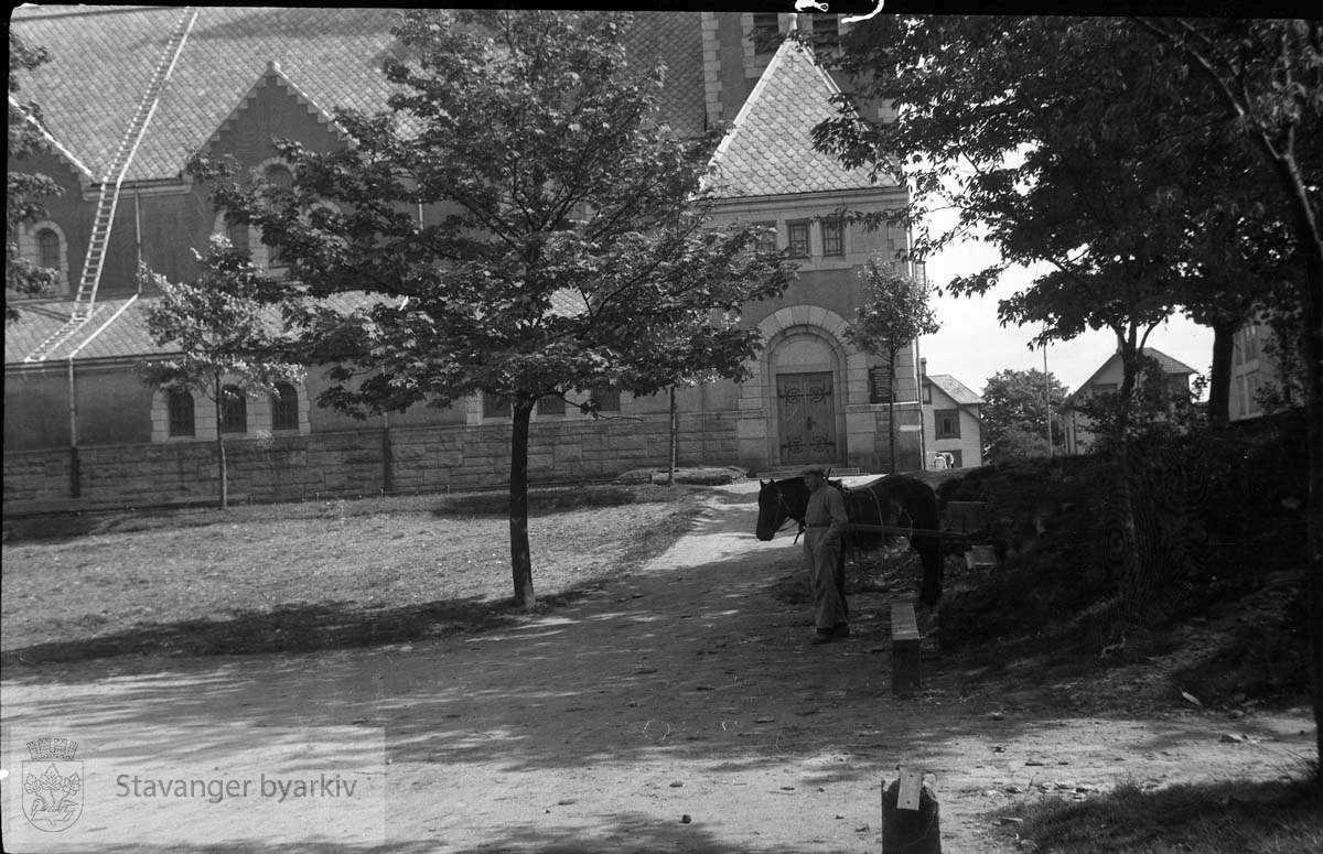 Johannesparken ved St. Johannes kirke.Tysk bunker (?). .Fotografert for Byingeniørkontoret. .Fra fredsdagene 1945.Etter frigjøringen..Frigjøringsdagene.
