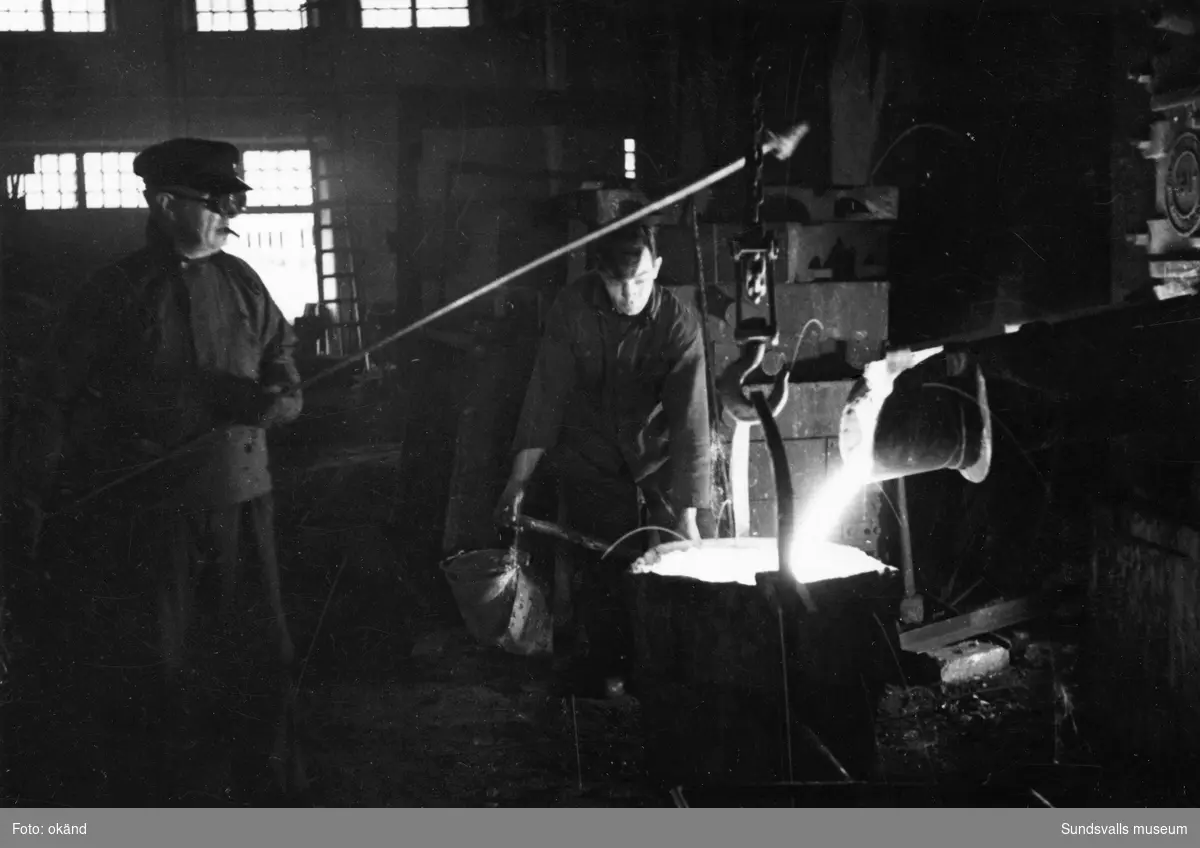 Ett stort antal bilder med interiörer och gjuteriarbetare på Mohögs gjuteri vid Mohögs Mekaniska Verkstad. Fotografierna ingår i ett minnesalbum tillägnat gjutaren Viktor Dahlberg, anställd mellan 1917 till 1956. "Sista biten". Bilderna visar den sista gjutningen vid stängningen 1956.