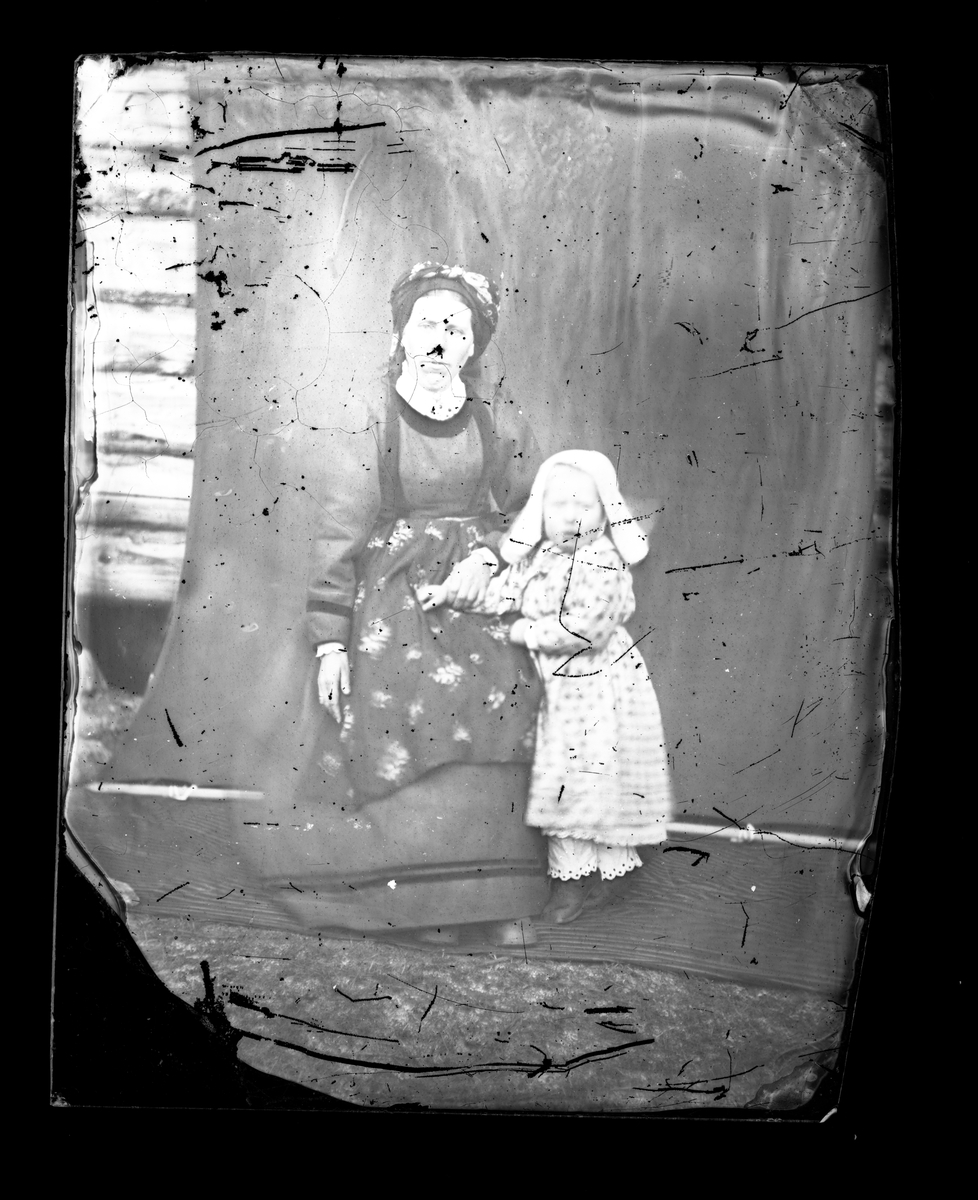 Fotosamling etter fotograf Knut Aslaksen Berdal. f. 1829 Einlaugdalen Vinje, d. 21.01.1895. Portrett av kvinne med jente ved siden