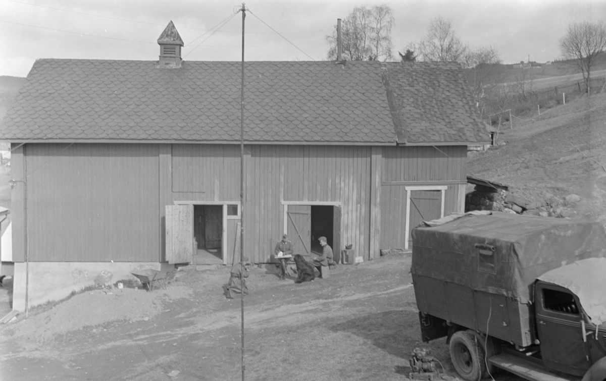 Tre tyskere med lastebil på turnet på ukjent gård i Østre Gausdal