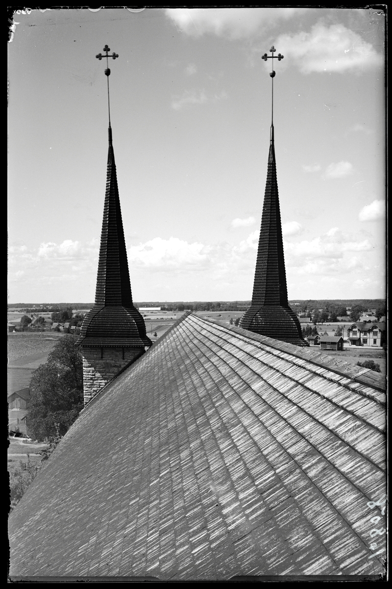Utsikt från klosterkyrkans tak mot Skara och Hornborgasjön