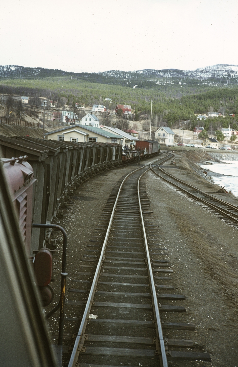 Utsikt fra diesellokomotivet SAULO på Sulitjelmabanen. Toget fra Lomi har ankommet Finneid stasjon.