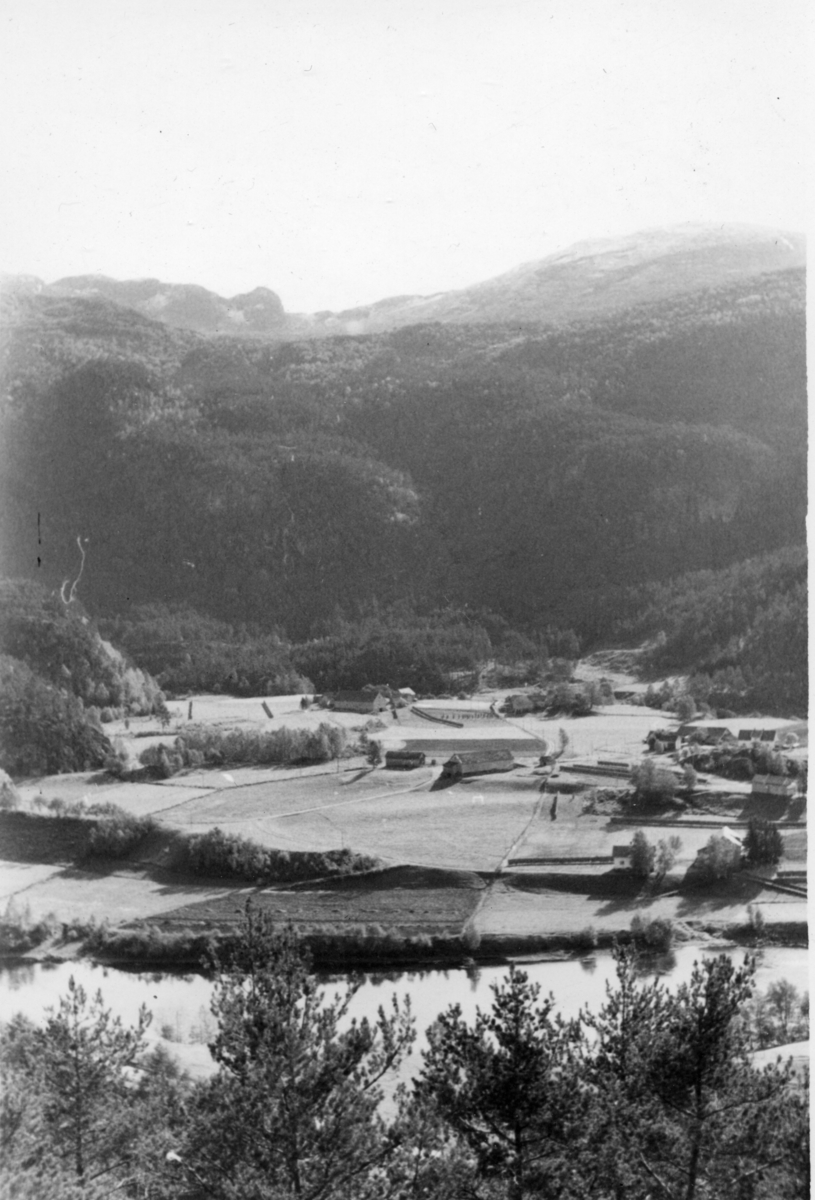 Tjøstheim sett fra åsene nord for Suldalslågen.