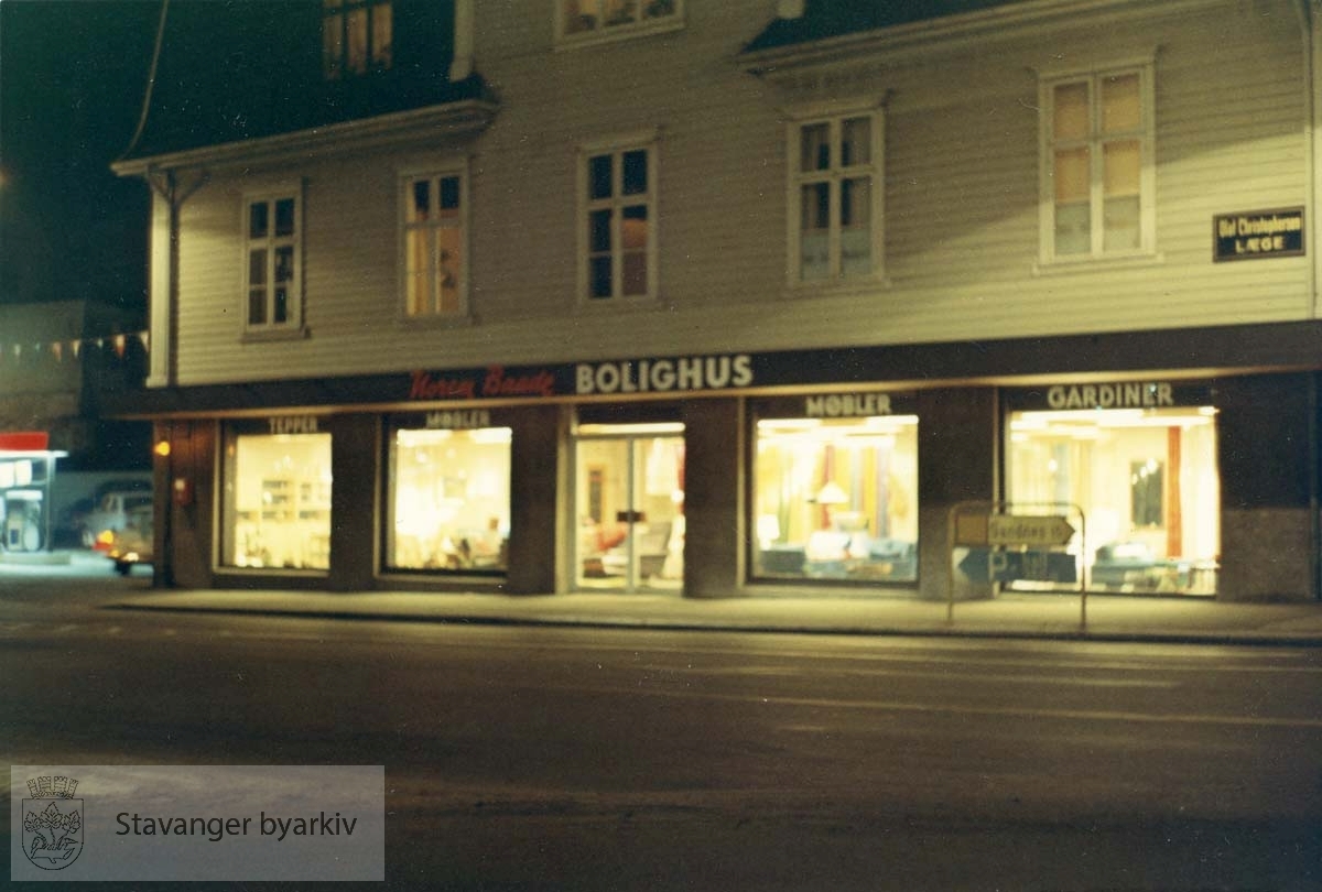 Bolighus var Norem Baades nye filial åpnet 19.09.1968. Butikksjef var Bjarne S. Onarheim. Utskilt fra PA293.