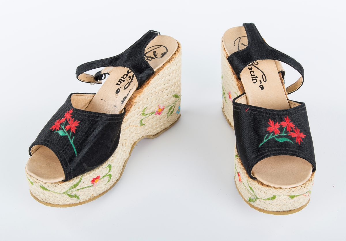 Platå sko, svart med rød blomst.

"Platå sko fra 1974, kjøpt i Haftenssund i Sverige under årets sommerferie i seilbåt. En fantastisk sommer, med bare sol. Regn en natt på 4 uker i skjærgården." Tidligere eier