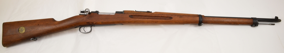 Gevär m/96, ett repetergevär utvecklat 1896.

Detta exemplar är tillverkat av Carl Gustaf stads Gevärsfaktori år 1906. Geväret är plomberat i samband med att det införlivades i museets samlingar och går inte att använda. Geväret har ingen tillhörande vapenrem.