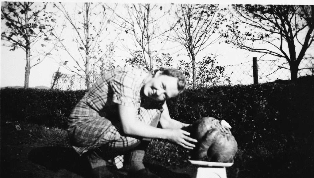 Sigrid Lende f. Nordås (22.9.1923 - 16.1.2015) veg ein kjempekålrabi, ca 10 kg.