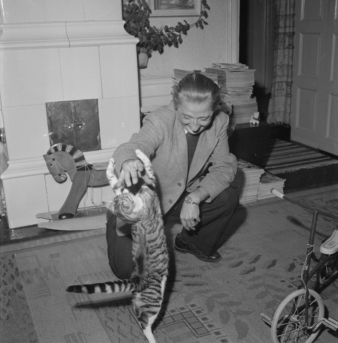 Redaktör Hugo Wortzelius leker med katt, Uppsala 1954