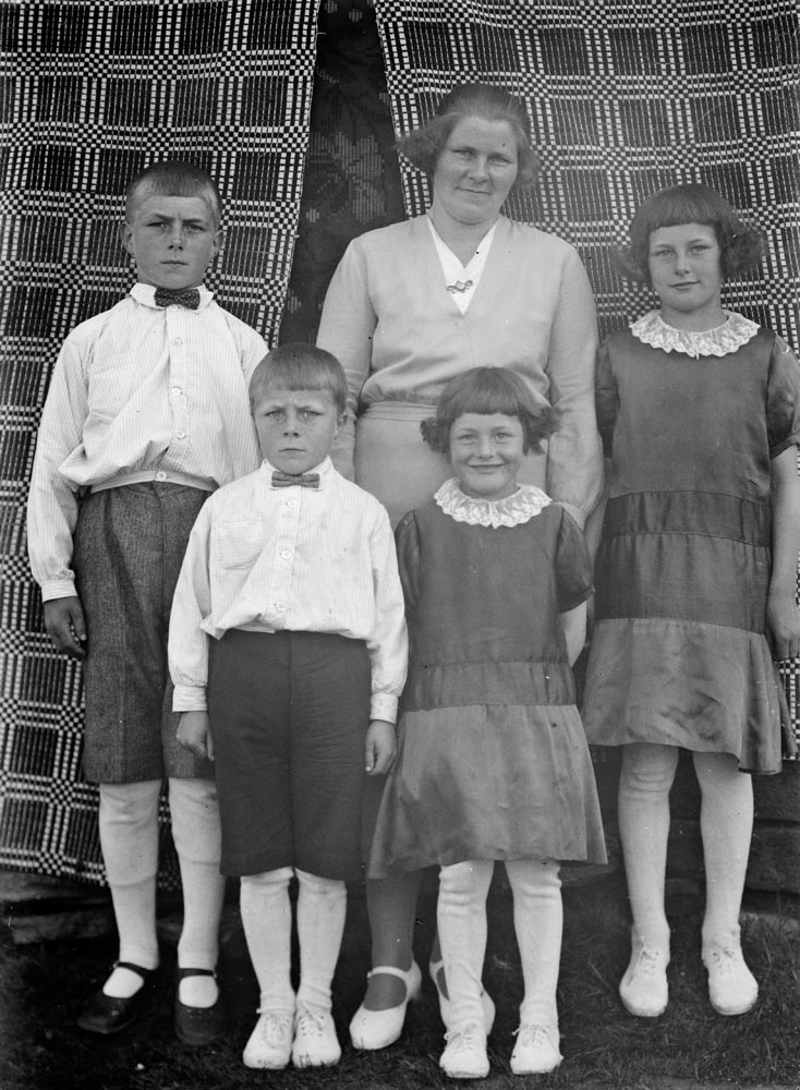 Leirfjord. Familiebilde. Anna Einmo med barna rundt seg. Alle er fint pyntet med finklær. F.v.: Paul Einmo, Per Einmo, Gerd/Antonette Einmo og Borghild Einmo.