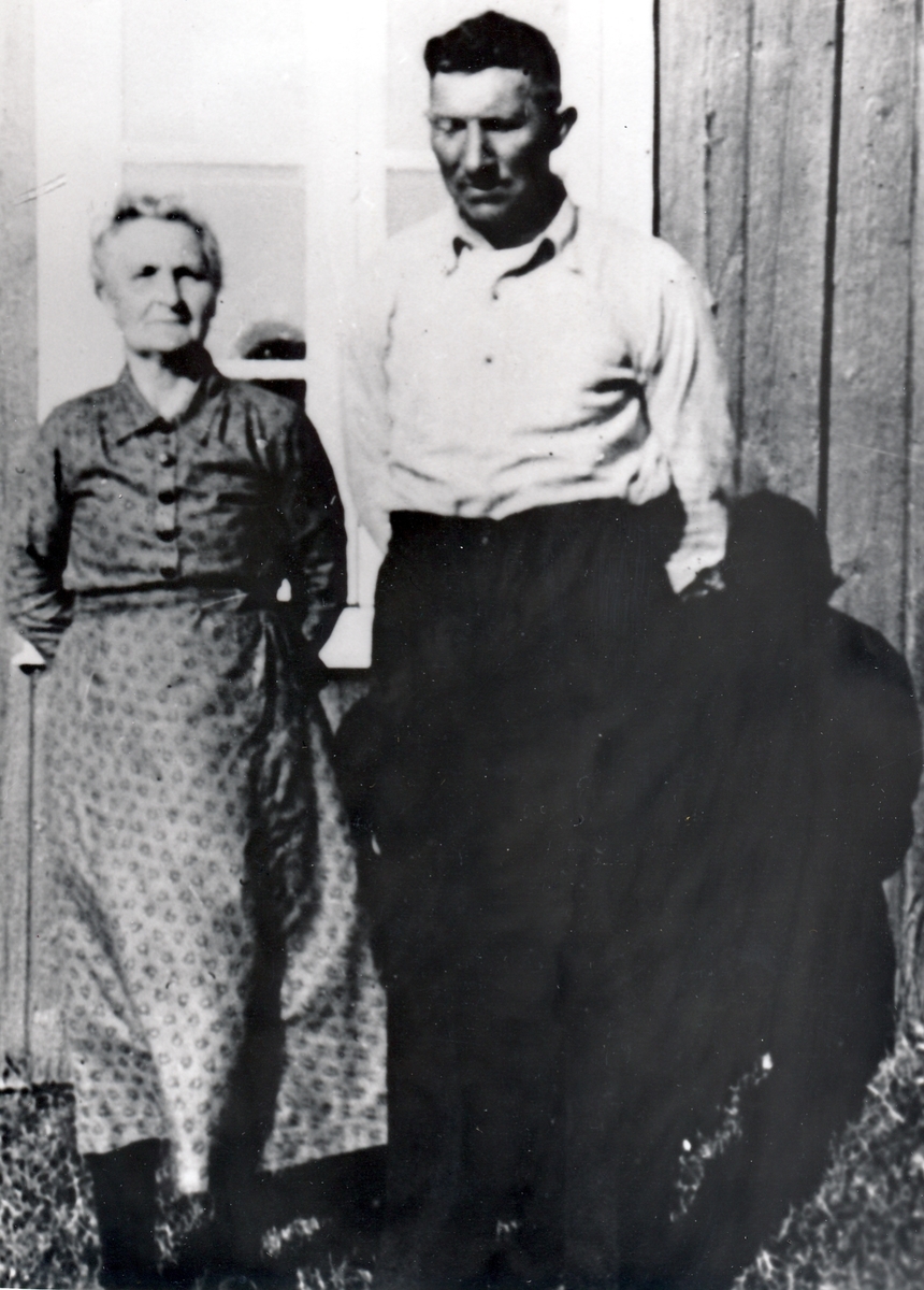 Harriet og Ole Pedersen utenfor heimerstua i Hofsøya. Senja.
