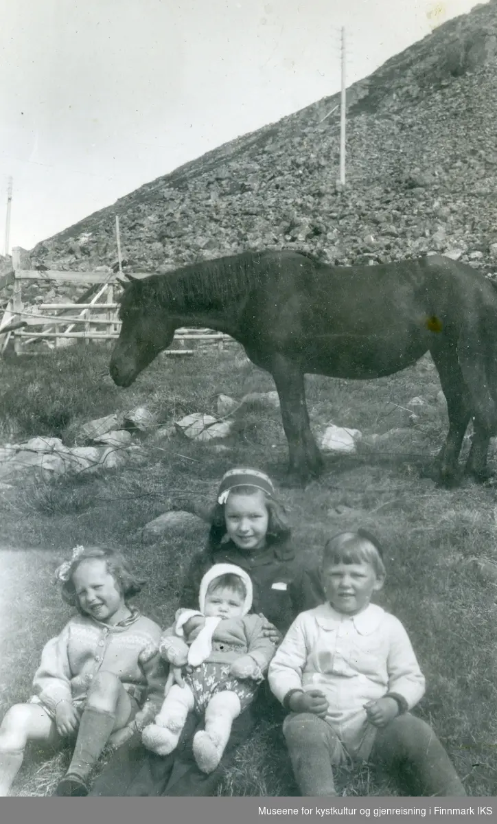 Honningsvåg. Søskene Berit, Ole og John Grøtta. Ole sitter på fange til slektningen Tove, som er på besøk. 1947.