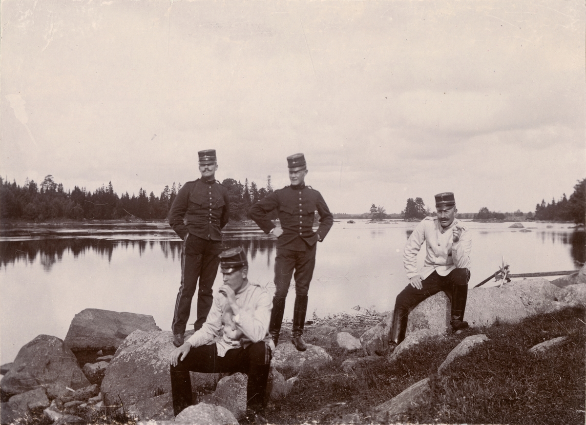 Soldater vid sjön.