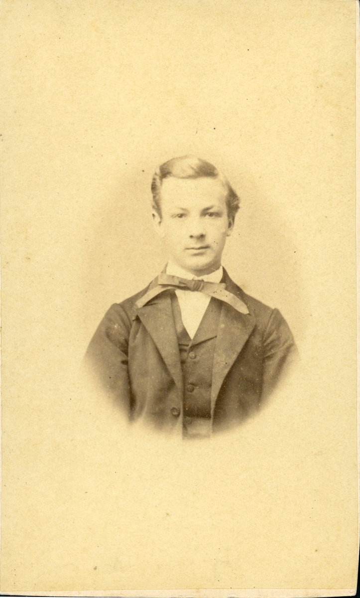 Porträtt av ung man med påskriften "E. Smith"