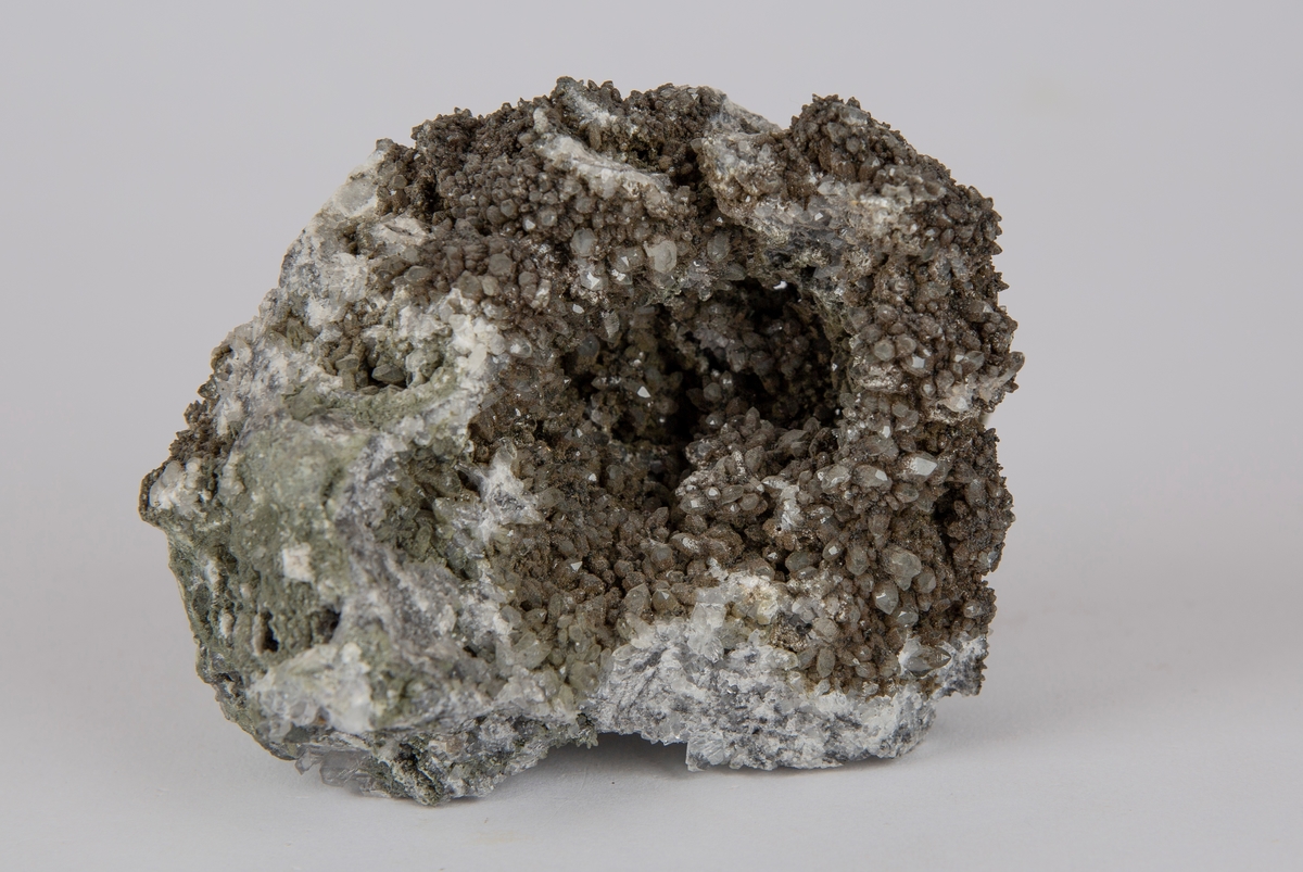Druse med opptil 3 mm lange krystaller av kvarts, overvokst av kloritt.
Gottes Hülfe in der Noth, nordlige gang nr. 1, 310 m.