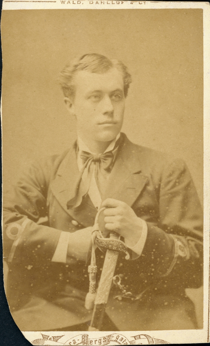 Ateljéporträtt av ung man i sjöofficersuniform, troligen Arnold Munthe (1856–1926)
