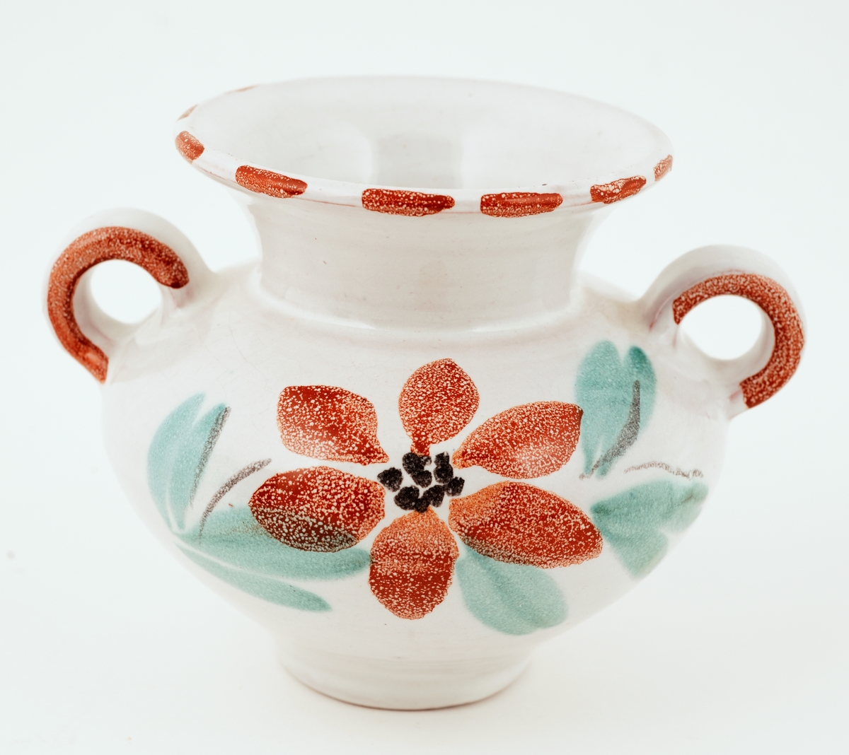 Hvit keramikkvase med blomsterdekor og ørehanker.