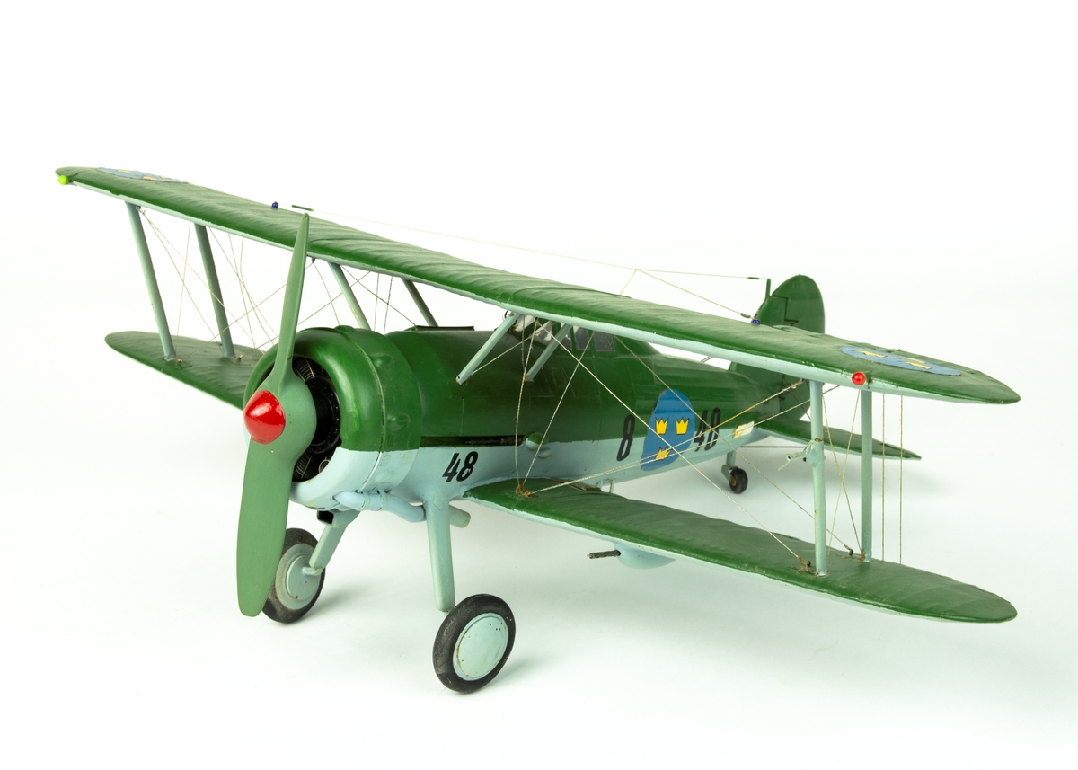 Flygplansmodell av J 8, Gloster Gladiator. Modellen är märkt med siffran 8 och 48 på kroppen. Skala 1:24.