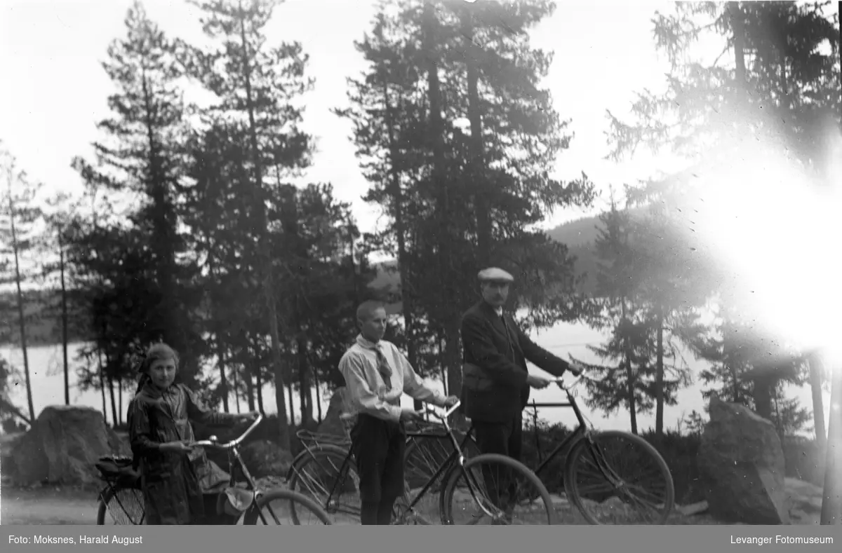 På sykkeltur,  fotografen med barna.
