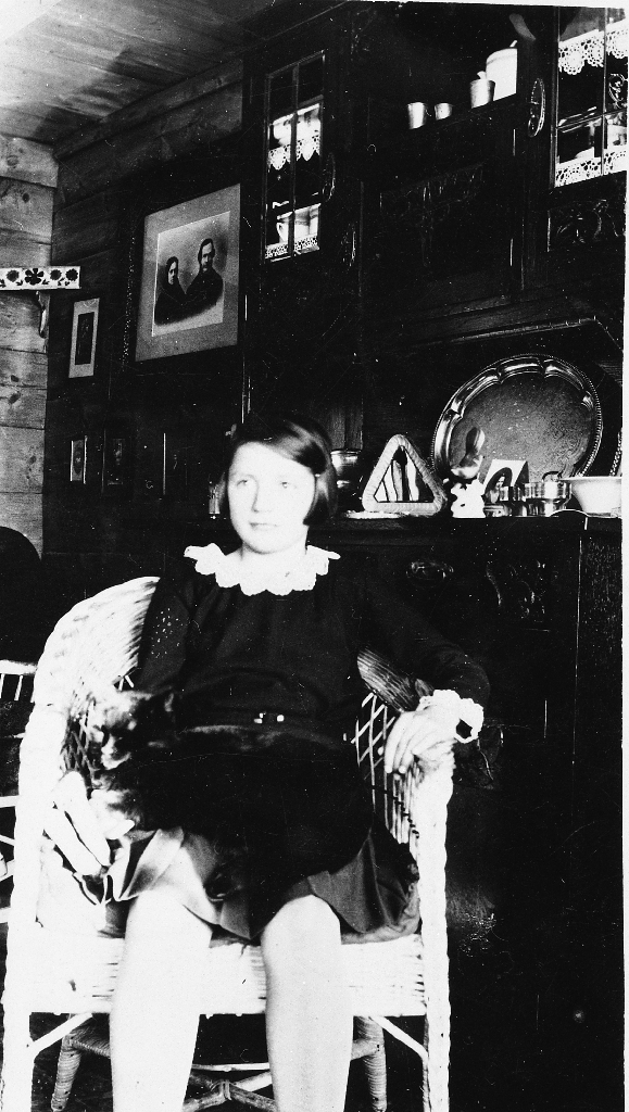 Interiør i Stova til Holger Tunheim, Lende ca 1932. Jenta i korgstolen er dottera Margot Tunheim (1922 - )
