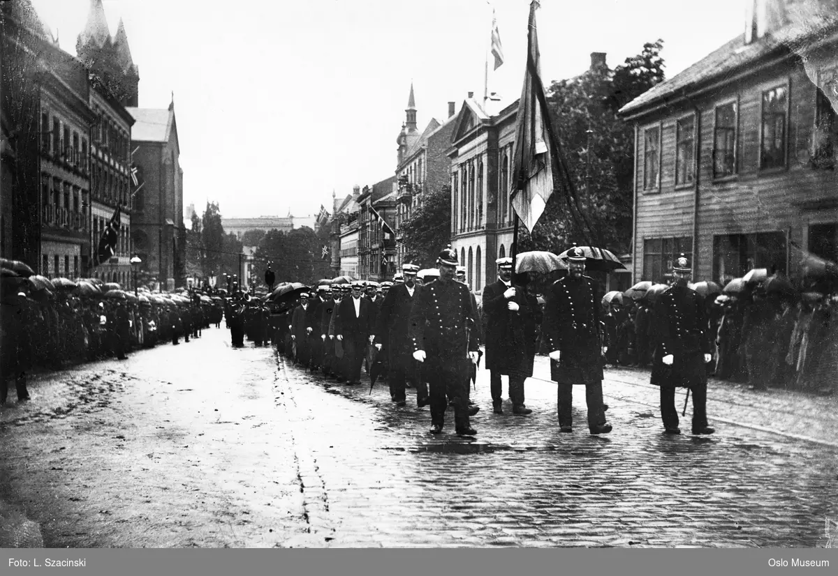 Henrik Ibsens begravelse, prosesjon, menn, politi, paraplyer, publikum, bygårder