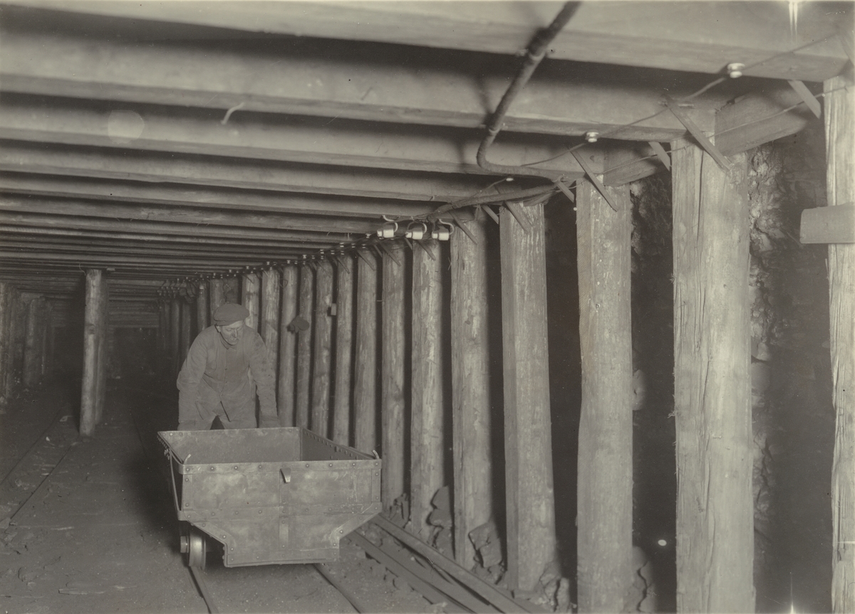 Sveagruvan. Galleriet till gruva I, 1921.