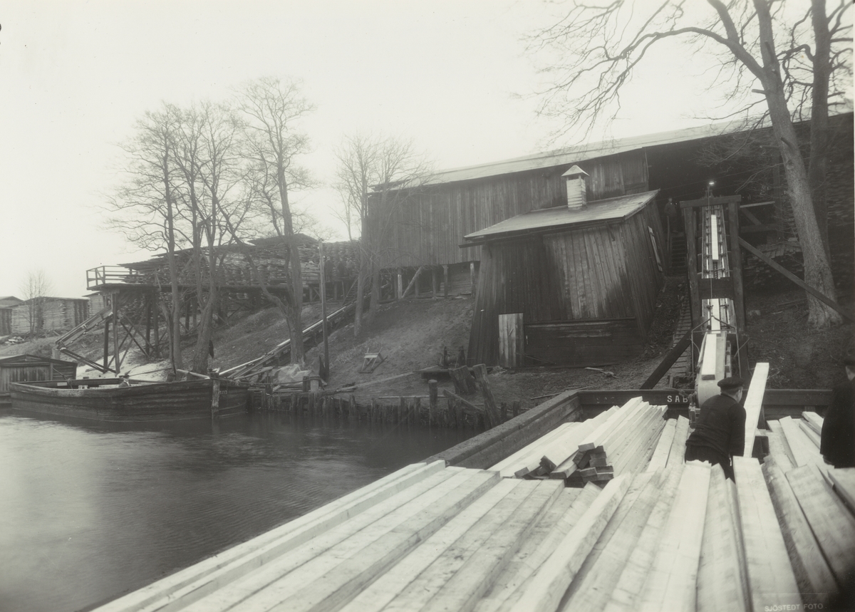 Säfveåns Aktiebolag. Trävaror från egna sågverket forslas till Göteborg på järnväg eller båt.