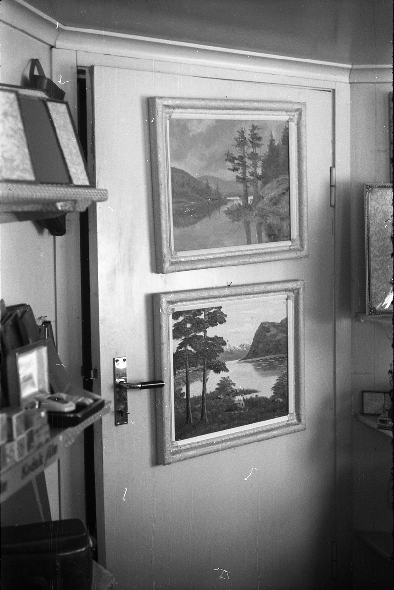 Tre interiørbilder fra Lena Foto & Radio i "Raubua", februar 1958.