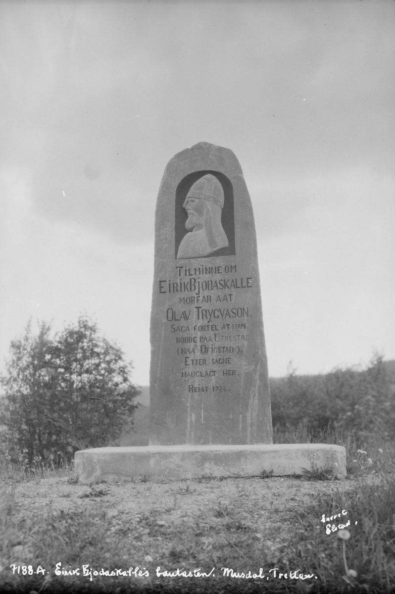 Øyer. Bautastein over Eirik Kåresson Bjodaskalle (902-964) på Kjørkjehaugen i Musdalen,Tretten. Reist 1926.