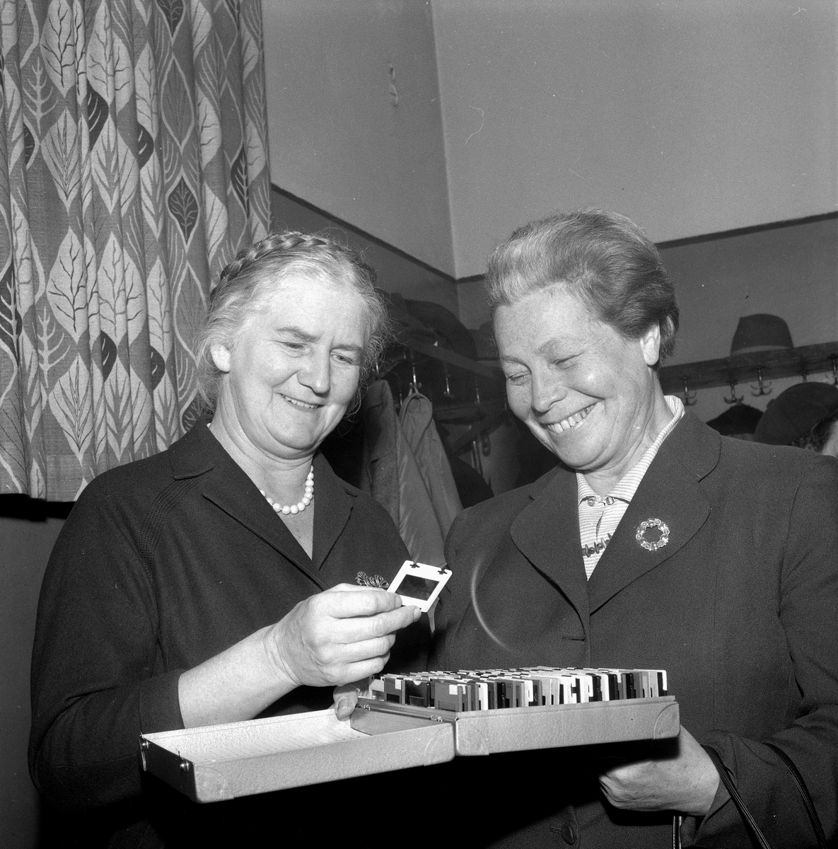 Lisa J. och Märta Adolfsson.
15 november 1958.