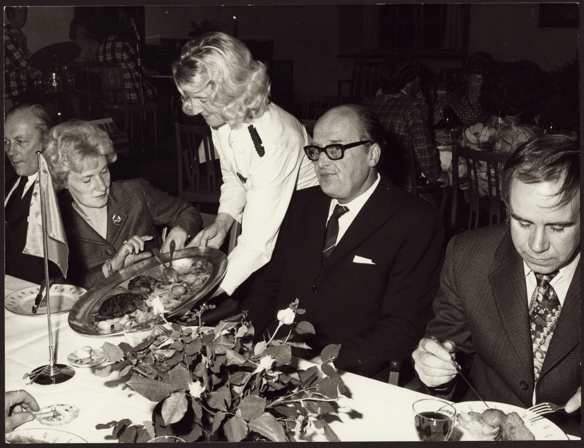 Personalafton med middag för anställda med respektive vid Trafikaktiebolaget Grängesberg - Oxelösunds Järnvägar, TGOJ, på Sundbyholms slott 1973. Från vänster i bild Fritz Asklöf, Gunborg Brohn, Åke Brohn och Bengt Bäckman.