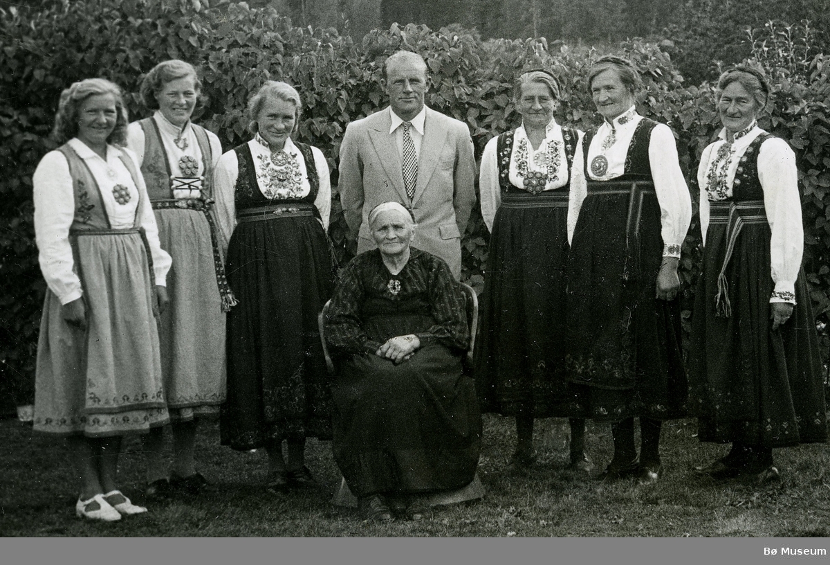 Aaste Prestholt Torstveit med 7 av sine barn (Halvor og Ole manglar på biletet)  F.v: Tone, Dordi, Aasta, Torjus, Margit, Gunhild og Mari.  Framme mor Aaste.